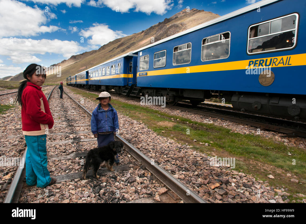 La Raya pass, Puno, Perù. Andean Explorer, lusso in treno da Cusco a Puno. In metà della distanza il treno fa tappa lungo il cammino in un luogo calle Foto Stock