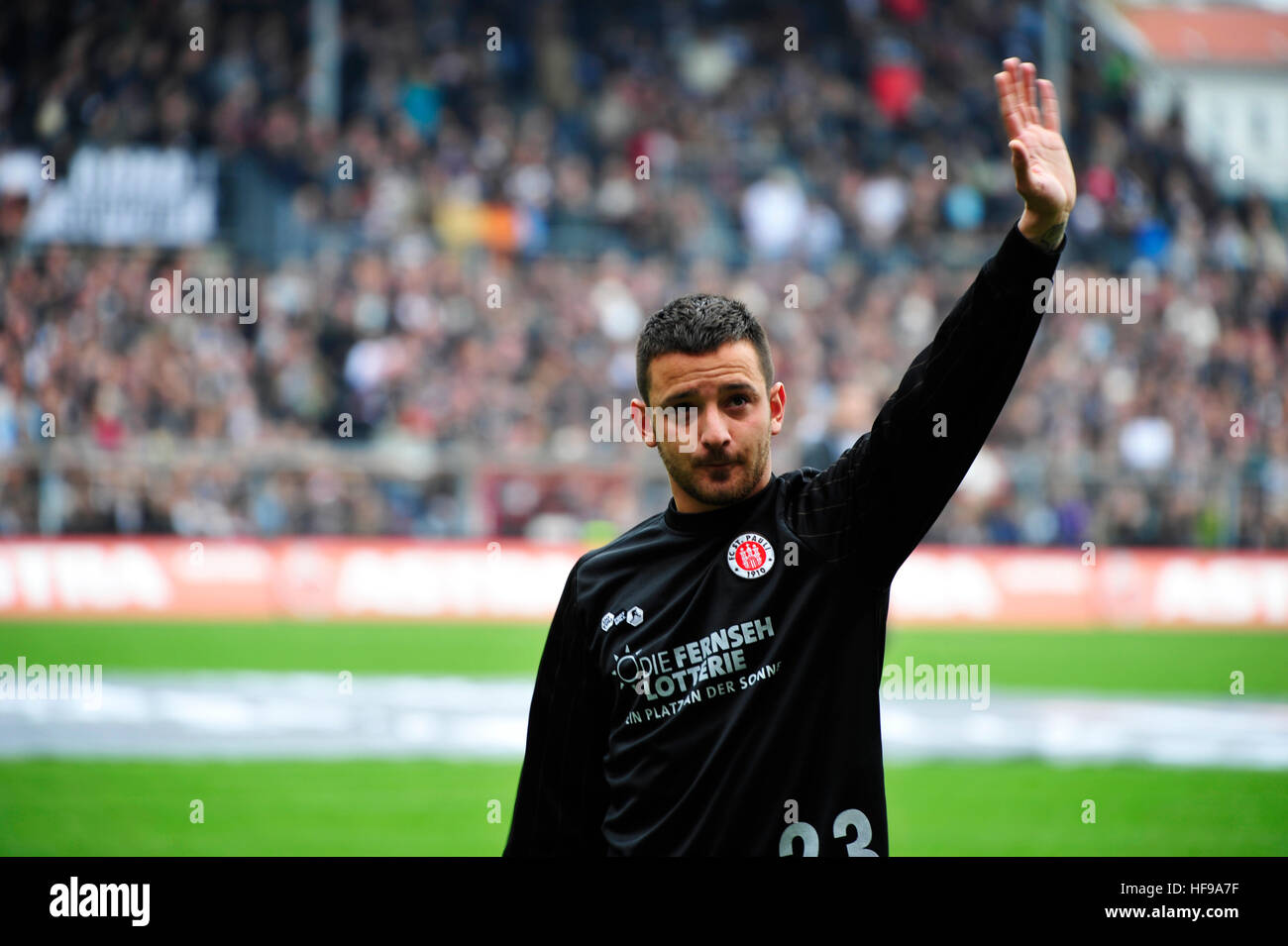 Deniz Naki verabschiedet sich von den ventole, FC St Pauli, Amburgo, Deutschland, solo uso editoriale. Foto Stock