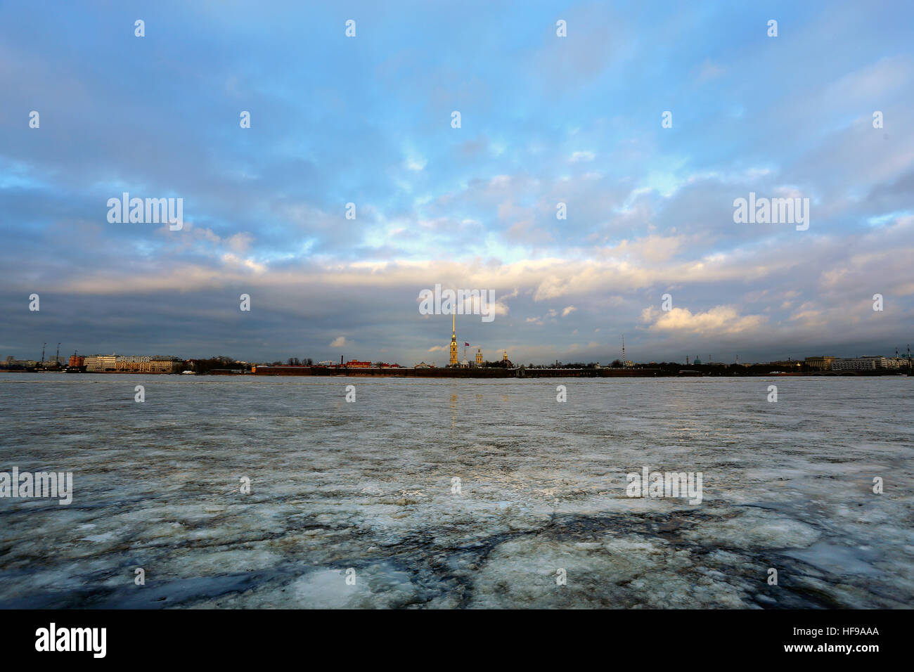 Foto inverno fiume Neva a San Pietroburgo e Paolo Rocca Foto Stock