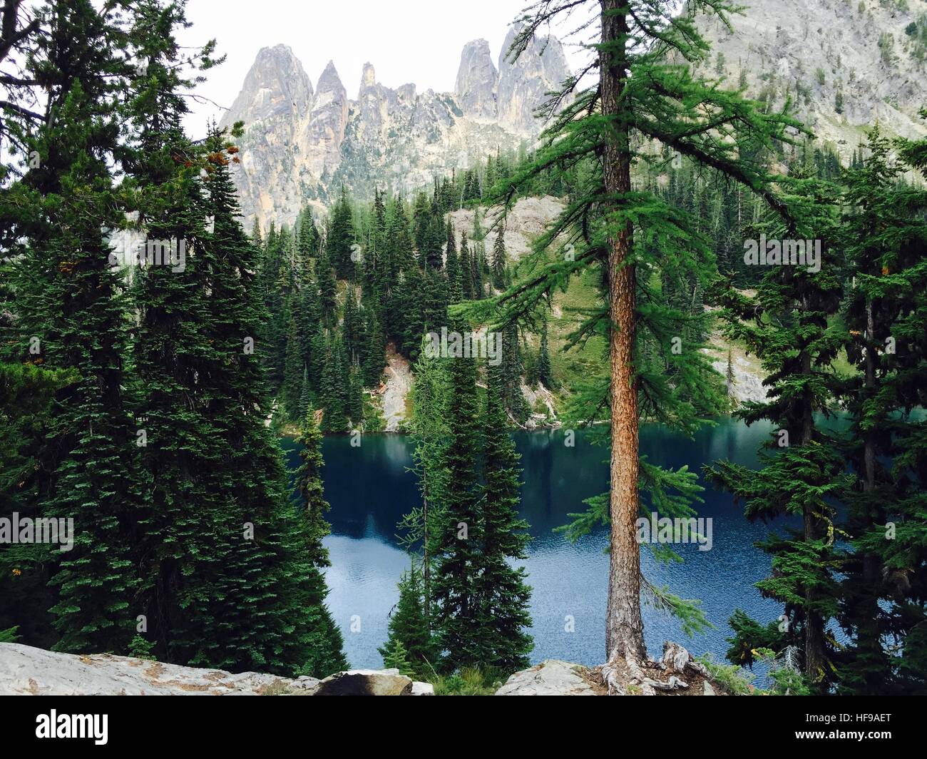 Parco Nazionale delle Cascate del Nord, Washington: lago blu e la Liberty Bell e la montagna Foto Stock