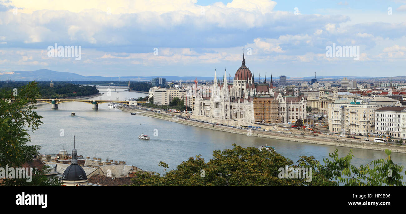 Città di Budapest - vista dal Bastione del Pescatore guardando a nord-est lungo il fiume Danubio, Budapest, Ungheria. Foto Stock