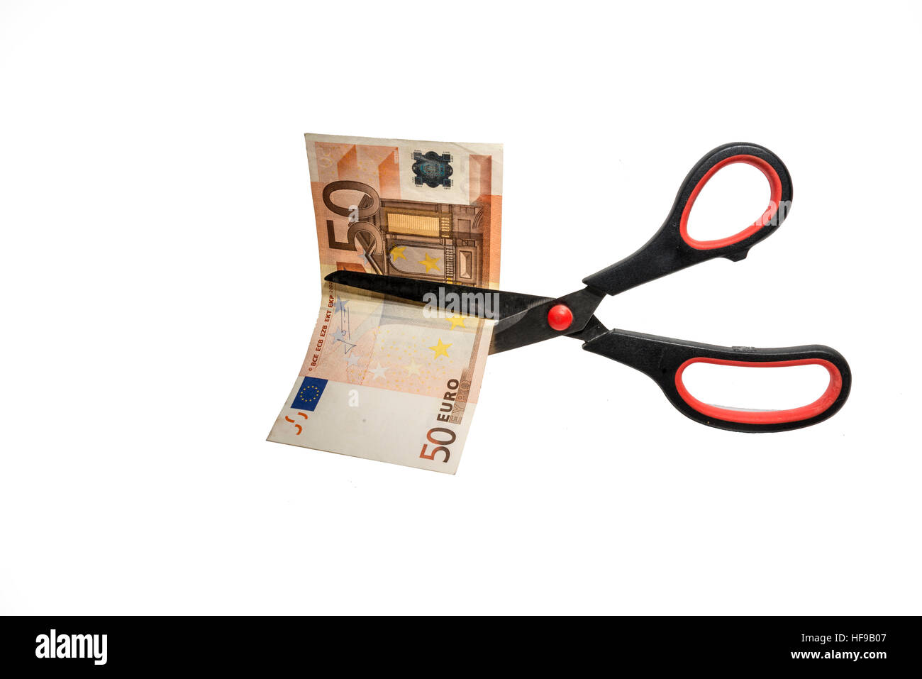 Il taglio di cinquanta euro con le forbici su sfondo bianco Foto Stock