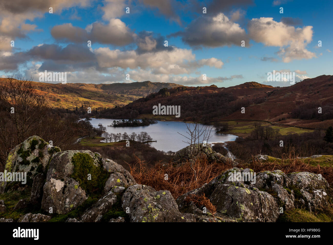 Guardando oltre Rydal acqua e Wansfell Pike da muschio bianco comune tra Rydal e Grasmere, Lake District, Cumbria Foto Stock