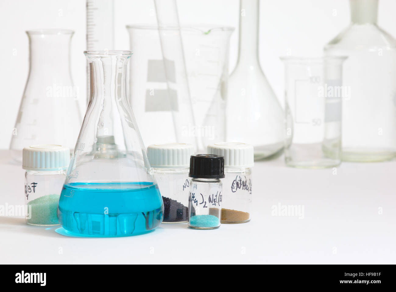 Vari sali inorganic e beuta di Erlenmeyer con solfato di rame disciolto Foto Stock