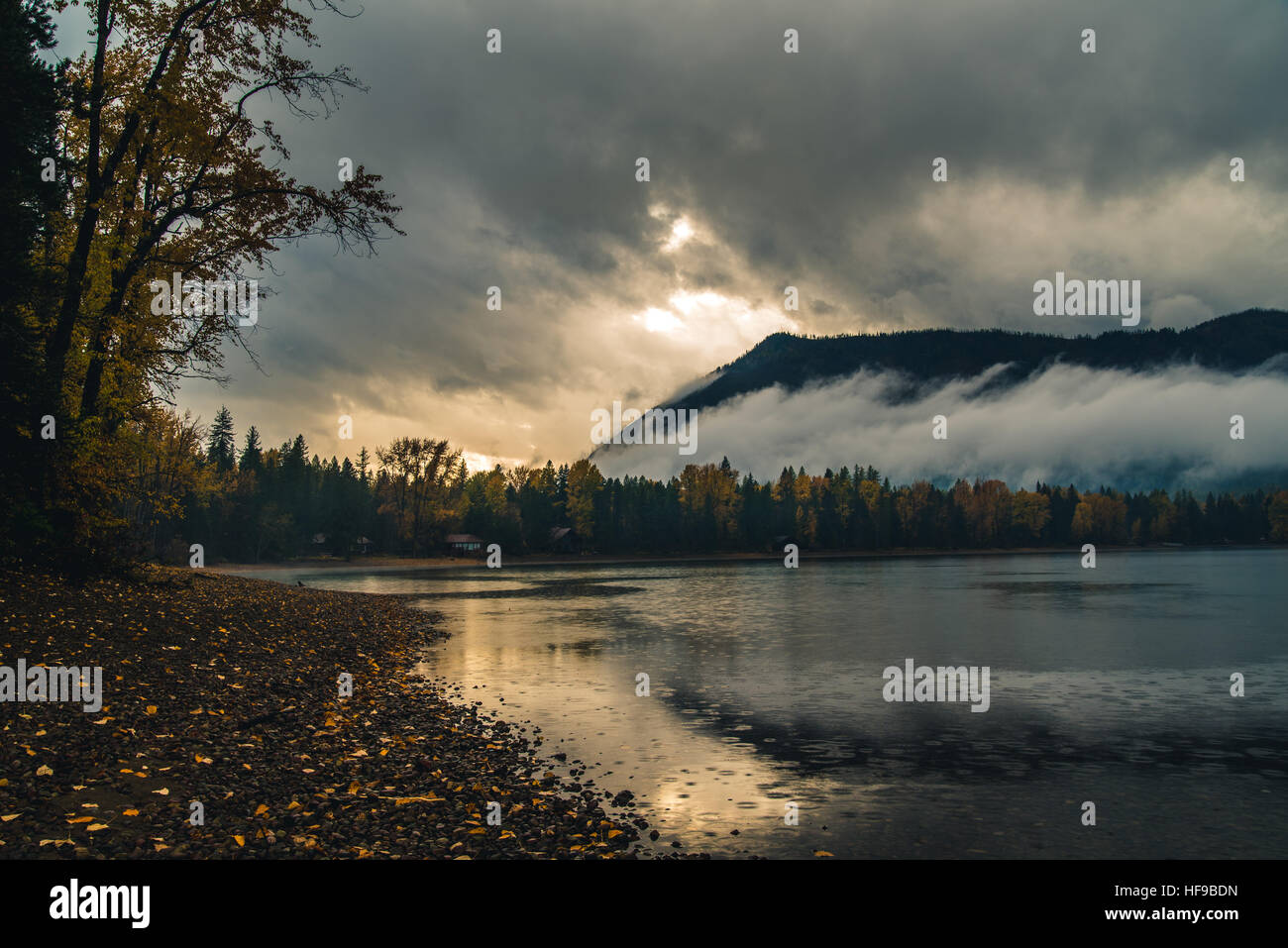 Tramonto sul lago di McDonald dopo una tempesta. Foto Stock