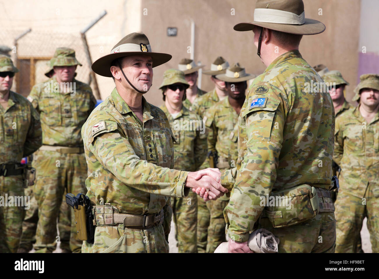 Australian ufficiali si stringono la mano durante un trasferimento di autorità cerimonia al Camp Taji Dicembre 8, 2016 vicino al Taji, Iraq. Foto Stock