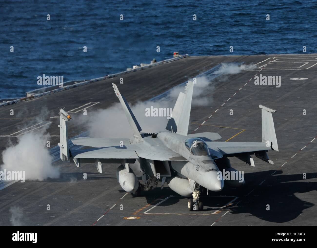 Un Boeing F/A-18E Super Hornet fighter aircraft atterra sul ponte di volo dell'USN Nimitz-class portaerei USS Nimitz Dicembre 8, 2016 nell'Oceano Pacifico. Foto Stock