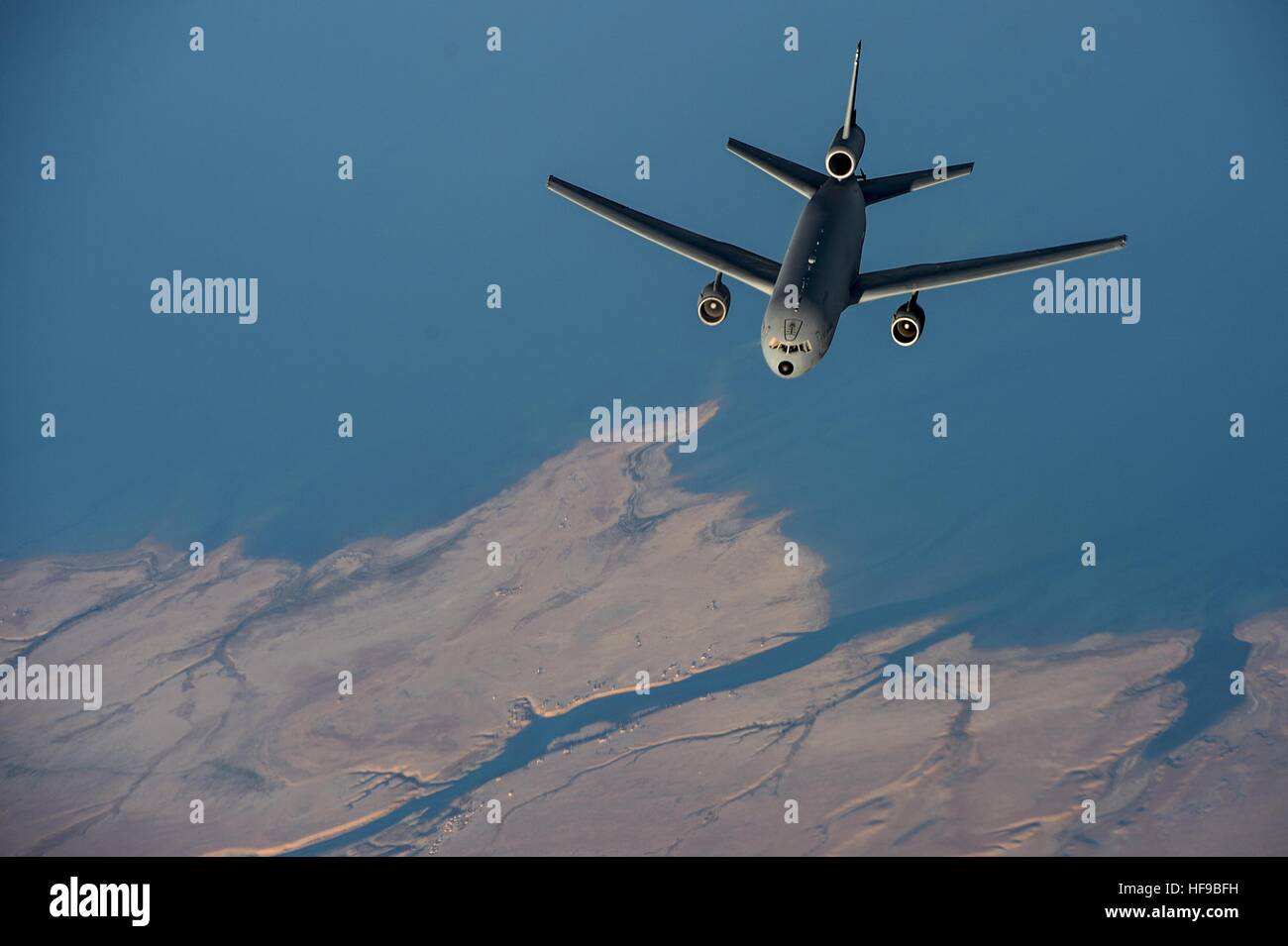 Un McDonnell Douglas KC-10 Antenna Extender il rifornimento degli aerei cisterna in volo durante il funzionamento inerenti risolvere Dicembre 9, 2015 su Asia sud-ovest. Foto Stock