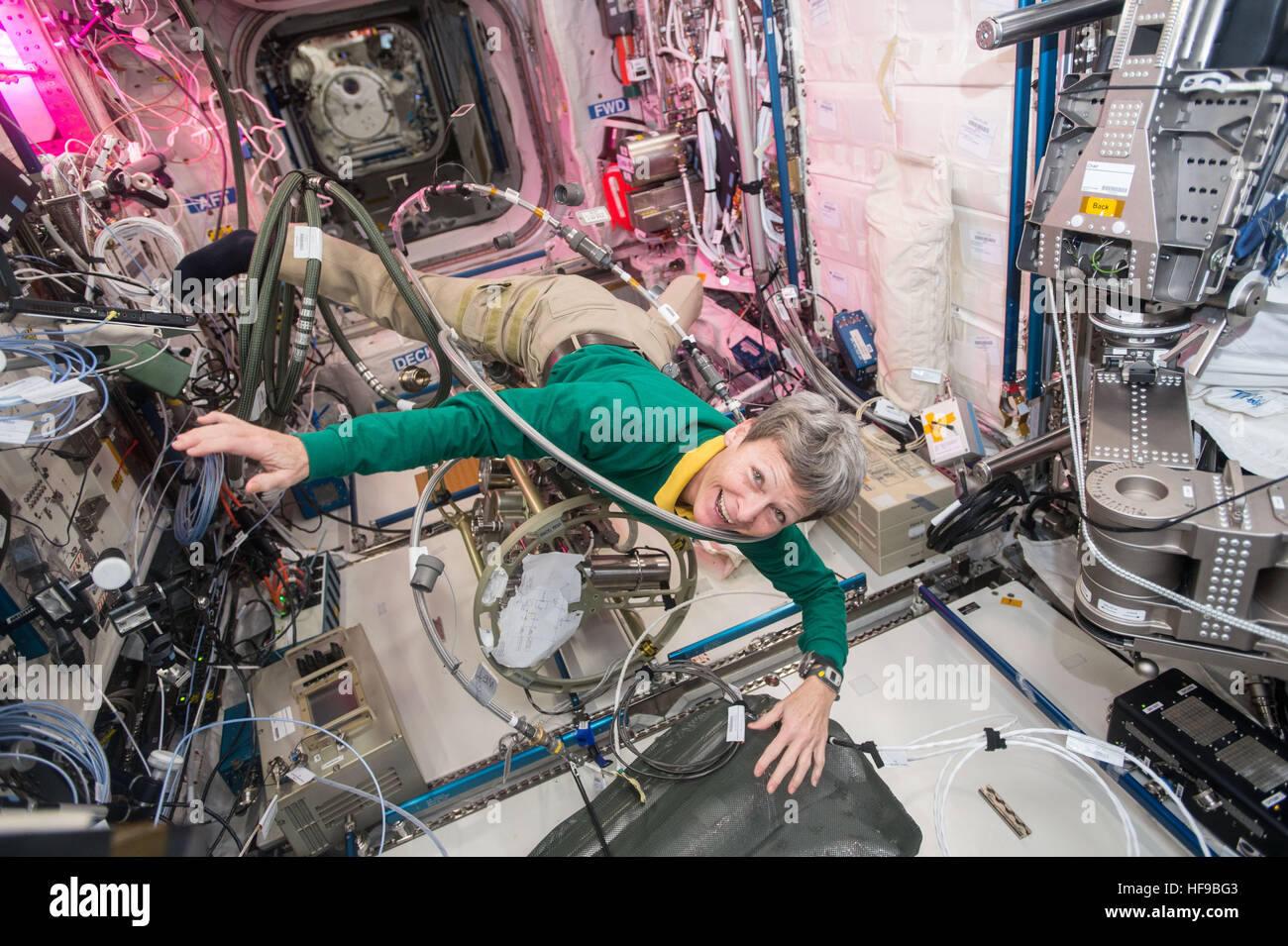 La NASA Expedition 50 primo equipaggio astronauta American Peggy Whitson galleggianti attraverso un groviglio di cavi all'interno della Stazione Spaziale Internazionale il modulo Columbus Dicembre 8, 2016 in orbita intorno alla terra. Foto Stock