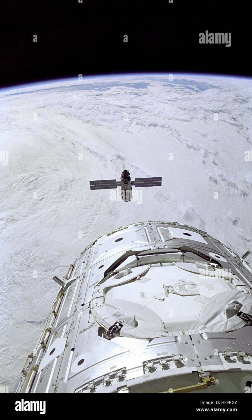 La NASA STS-88 i membri dell'equipaggio a bordo della navetta spaziale Endeavour pronto il telecomando sistema di manipolatore per catturare il russo-costruito Zarya carico funzionale del modulo di blocco vicino alla Stazione Spaziale Internazionale unità del nodo 1 Dicembre 6, 1998 in orbita intorno alla terra. La FGB fu il primo modulo della ISS per essere lanciato. Foto Stock