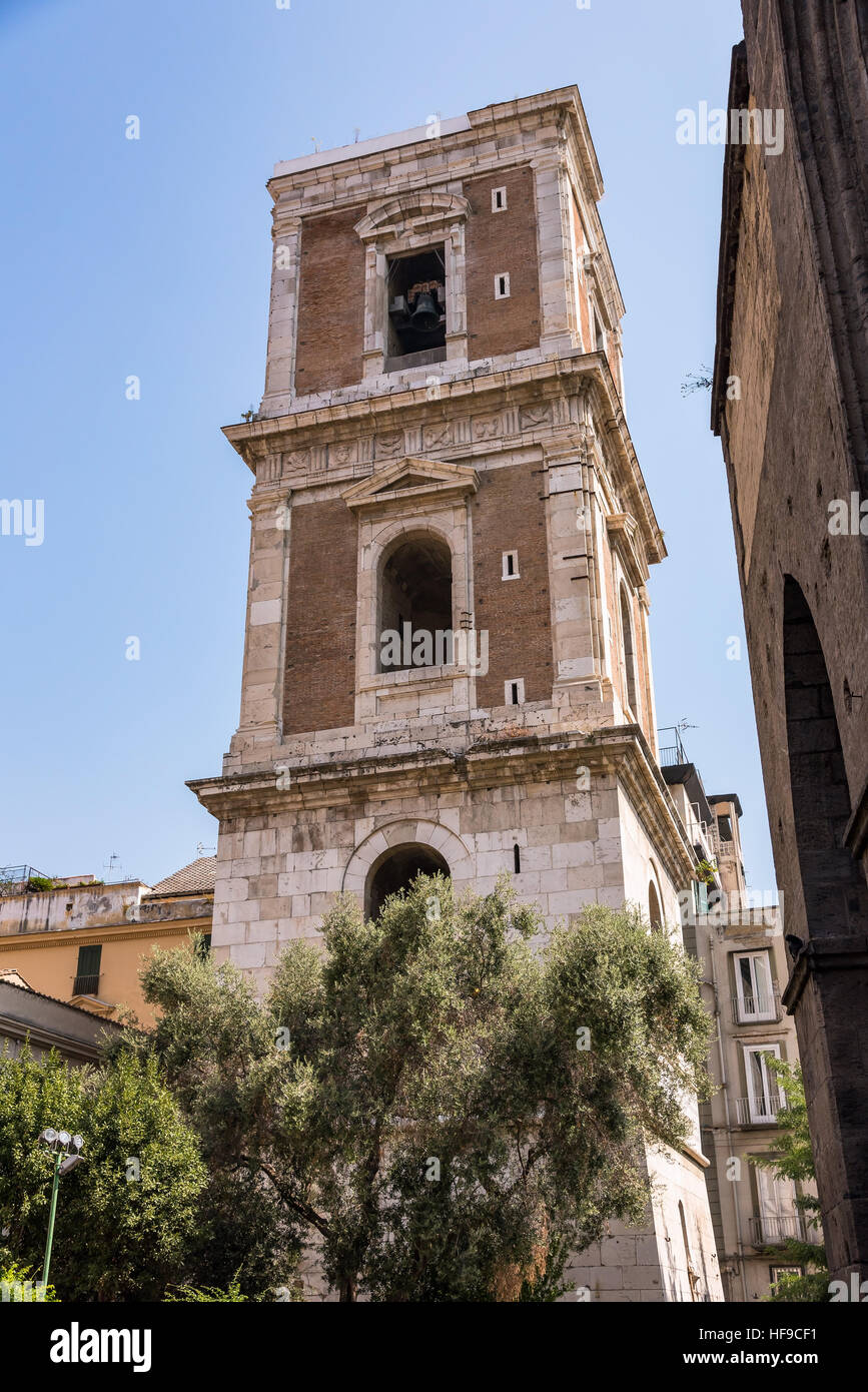 Torre Campanaria della Basilica di Santa Chiara a Napoli, Italia Foto Stock