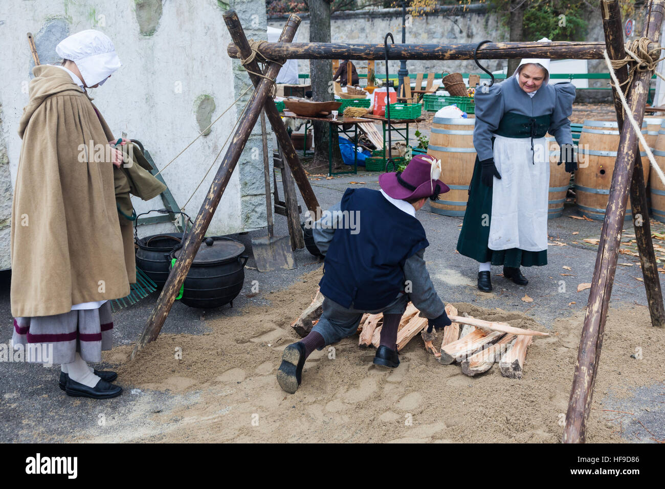 Preparazione di un caminetto durante l'Escalade celebrazioni a Ginevra Foto Stock