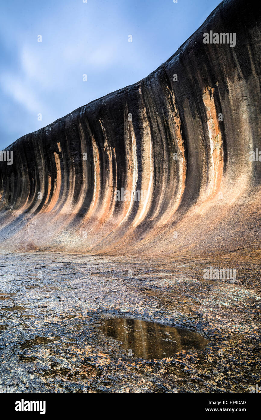 La pendenza svasata di Wave Rock. Le strisce nere sono causati dalle alghe scolorimento Foto Stock