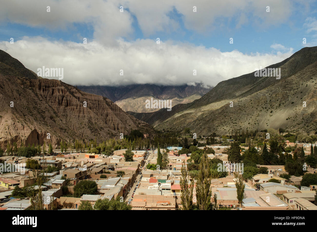 Purmamarca, piccola città magica inserire nelle montagne della Quebrada de Humahuaca Foto Stock