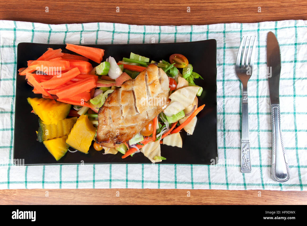 Pollo alla griglia bistecca con spezie e verdure sul piatto nero, sana alimentazione pasti. Foto Stock