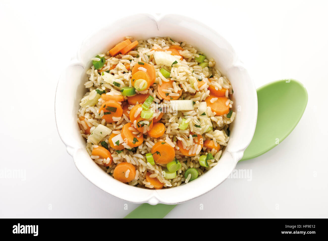 Vegetariano piatto di riso: carote, porri e del riso a grani lunghi Foto Stock