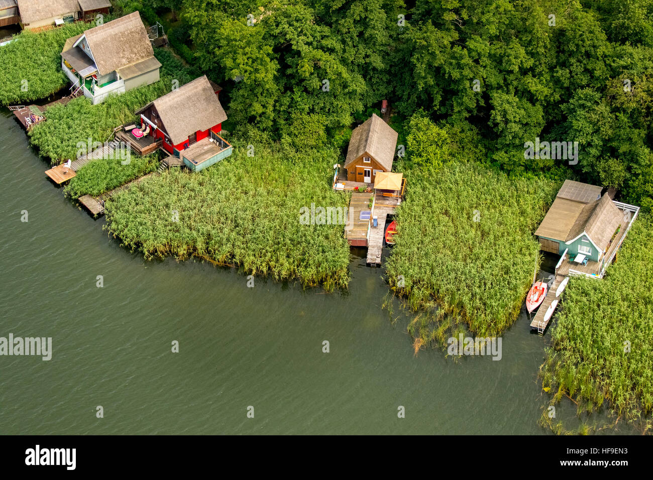 Vista aerea, boathouses sul Lago di Cracovia, Cracovia Regione dei Laghi, Meclemburgo Lake District, Meclemburgo-Pomerania Occidentale, Germania Foto Stock