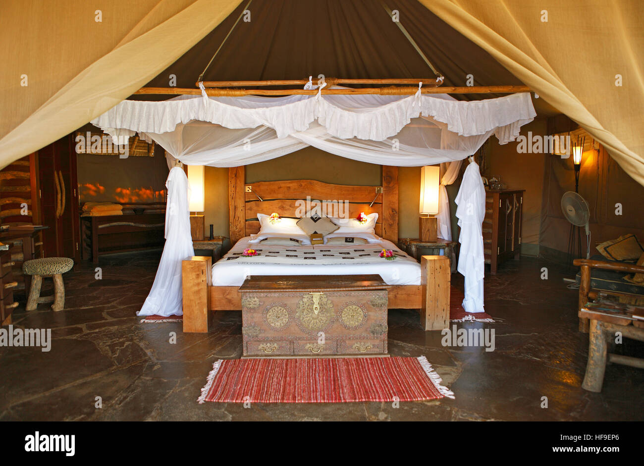 Safari Tenda di lusso, interno, Severin Safari Camp, Tsavo West National Park, Taita-Taveta County, Kenya Foto Stock