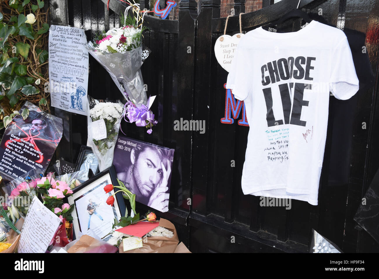Omaggi floreali di George Michael posto al di fuori della sua casa di Londra. Dopo la sua morte il 25.12.16. Il Grove,Highgate,Londra. Foto Stock