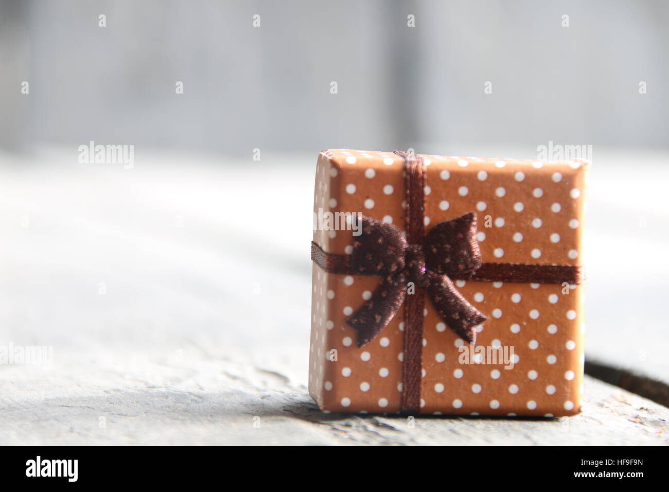 Anno nuovo o Vacanze Natale sfondo, confezione regalo con nastro Foto Stock