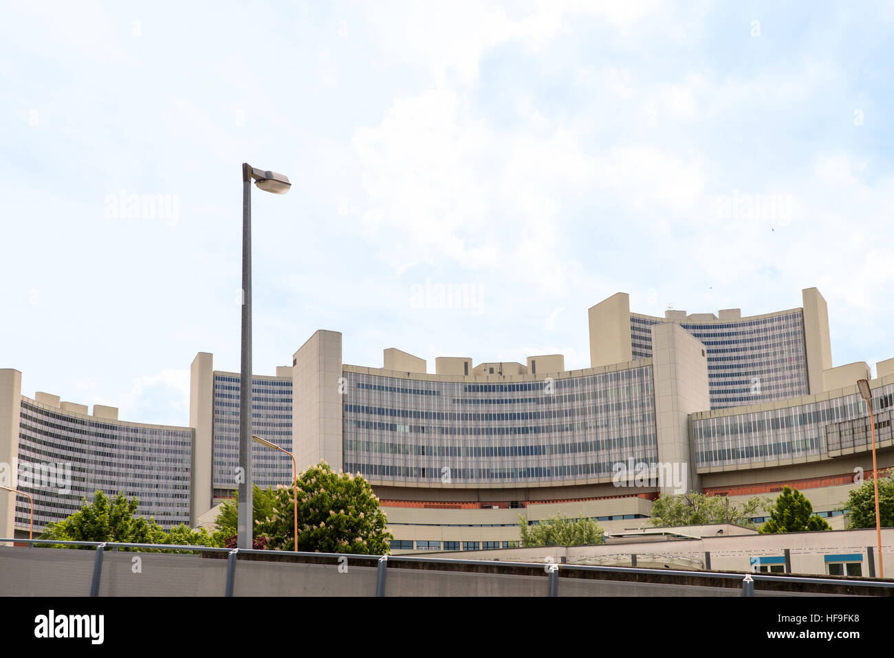Vista su vienna edificio moderno, famoso punto di riferimento uno city, Austria Foto Stock