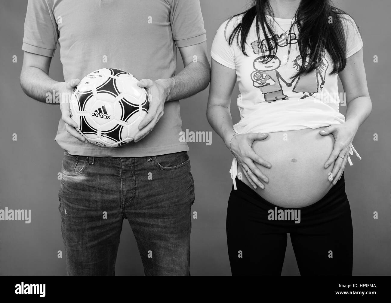 Pancia in gravidanza e sfera di calcio. Questo sarà un ragazzo Foto Stock