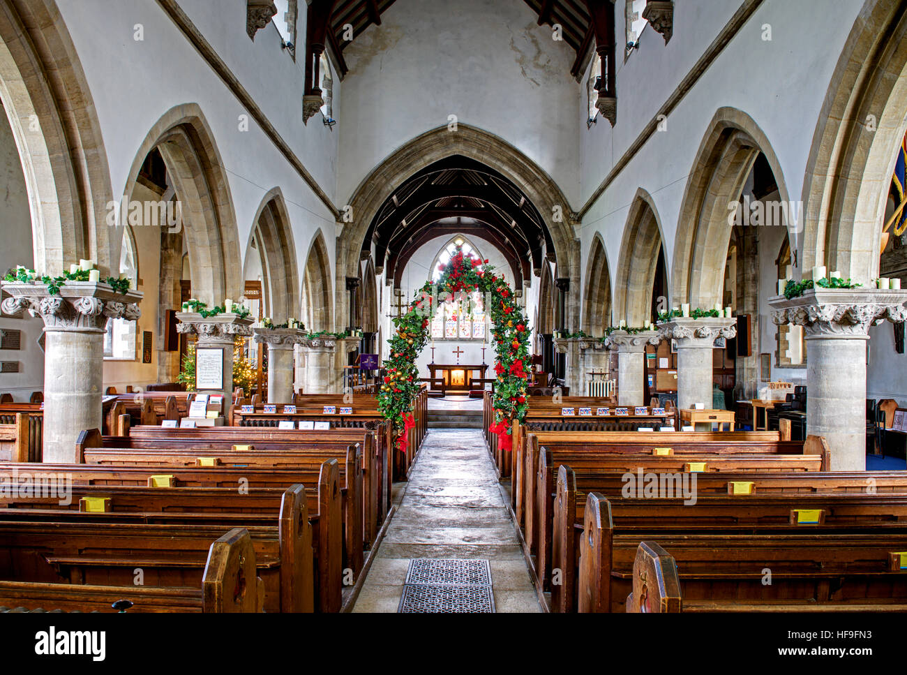 Interno della St Edward's Chiesa, Corfe Castle, Isle of Purbeck, Dorset, England Regno Unito Foto Stock