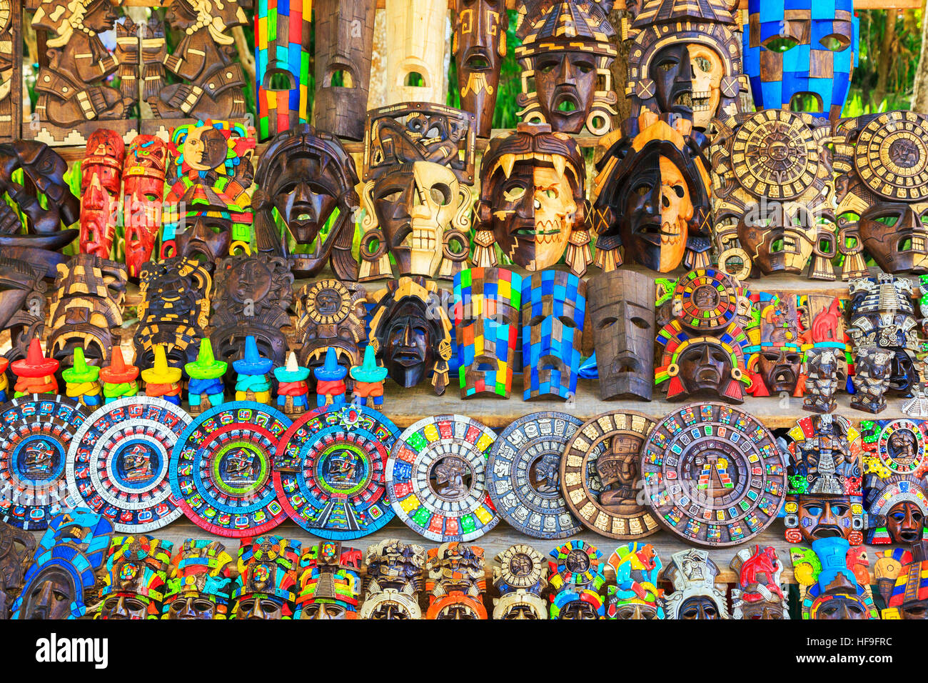 Selezione dei Maya di maschere facciali e intagli raffiguranti la cultura maya, in vendita a Chichen Itza tempio, Yucatan, Messico Foto Stock