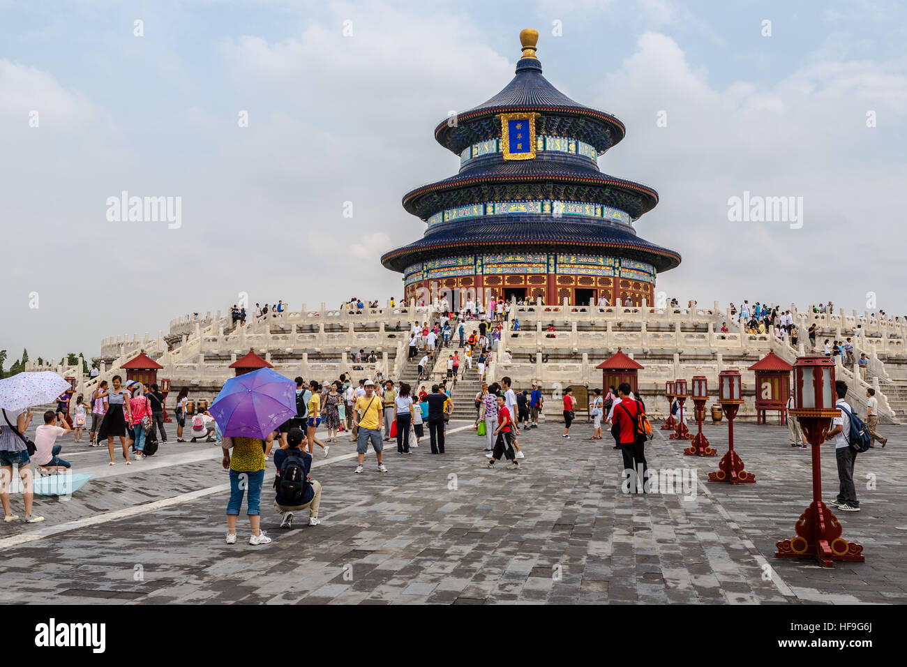 La folla di turisti presso il Tempio del cielo di Pechino Cina dopo il passaggio di una tempesta di pioggia Foto Stock