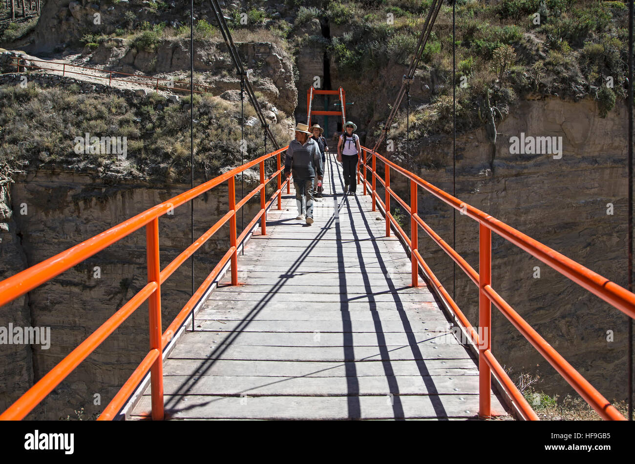 Gli escursionisti attraversa Sifon Shininia ponte in prossimità di Yanque, il Canyon del Colca, Arequipa, Perù Foto Stock