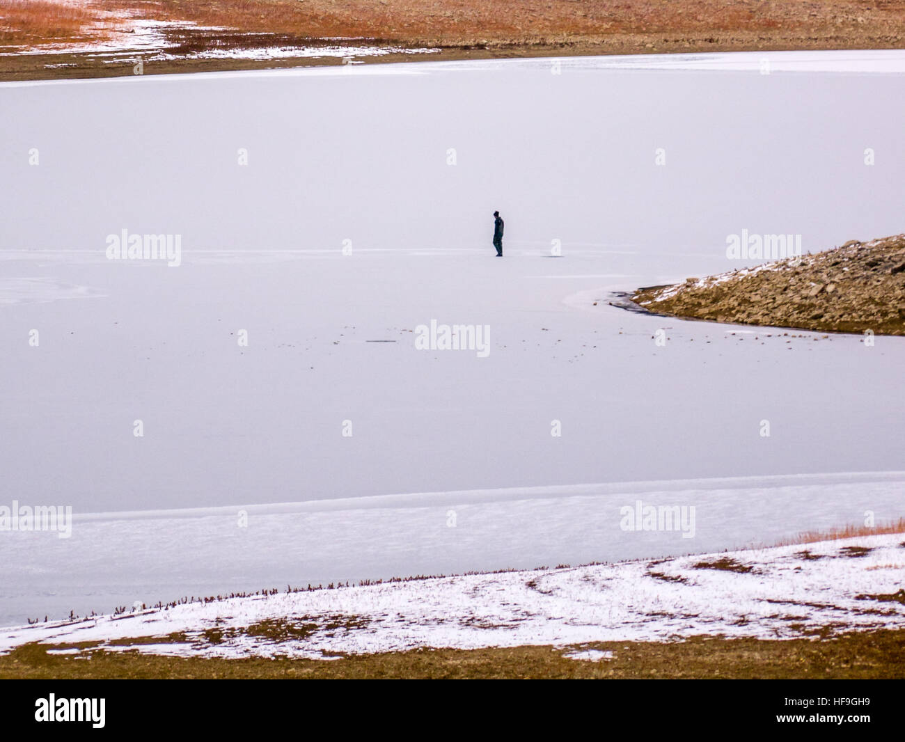 Colorado solitario pescatore di ghiaccio sul lago ghiacciato Foto Stock