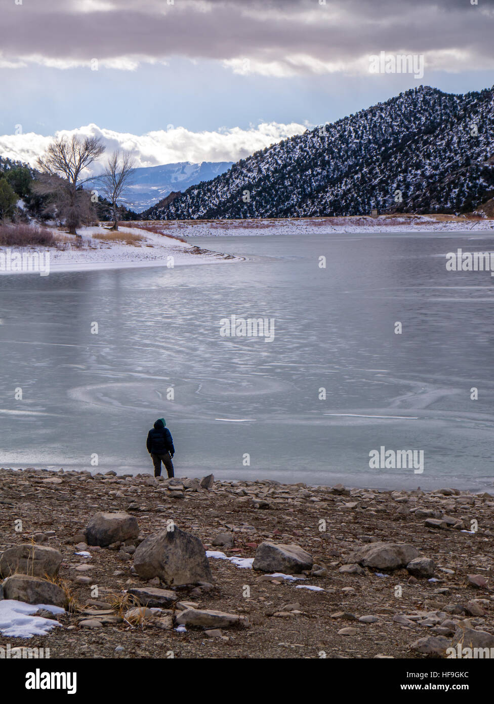 Figura solitaria a bordo del lago ghiacciato, orientamento verticale Foto Stock