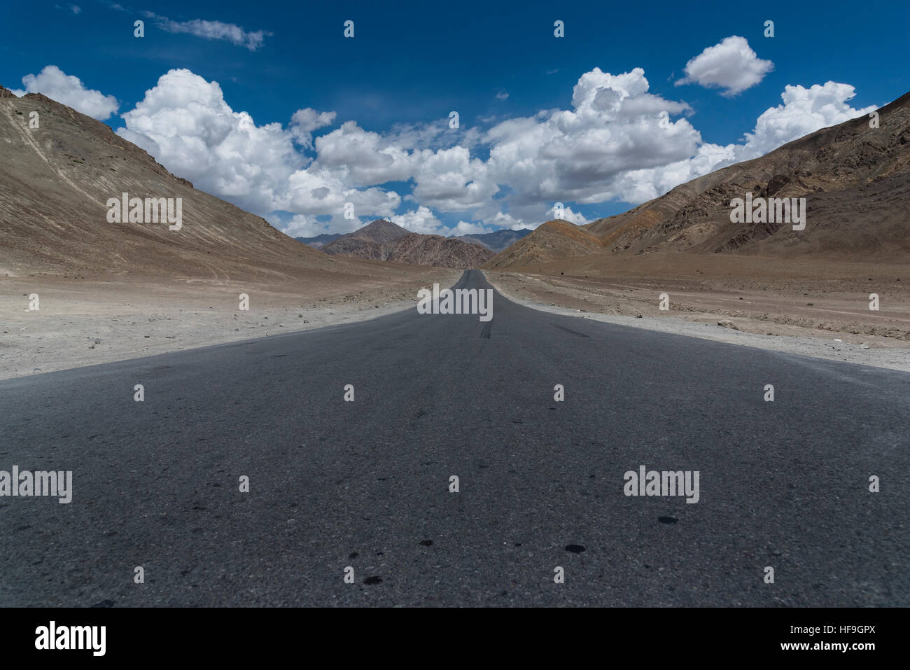 Strada diritta attraverso montagne del Ladakh, India, Asia Foto Stock