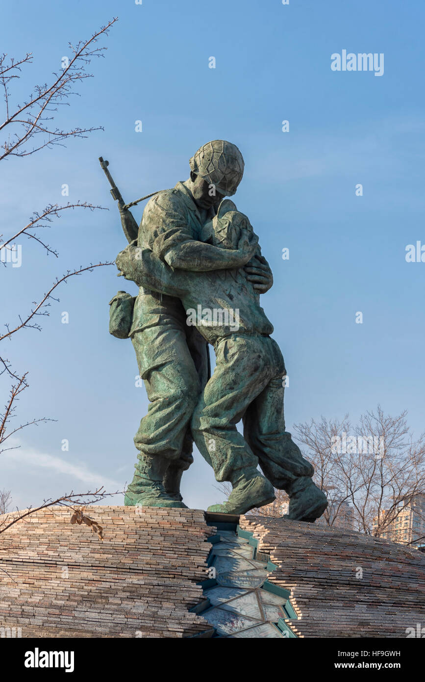 Statua di fratelli al Memoriale di guerra di Corea Museum di Seoul, Corea del Sud Foto Stock