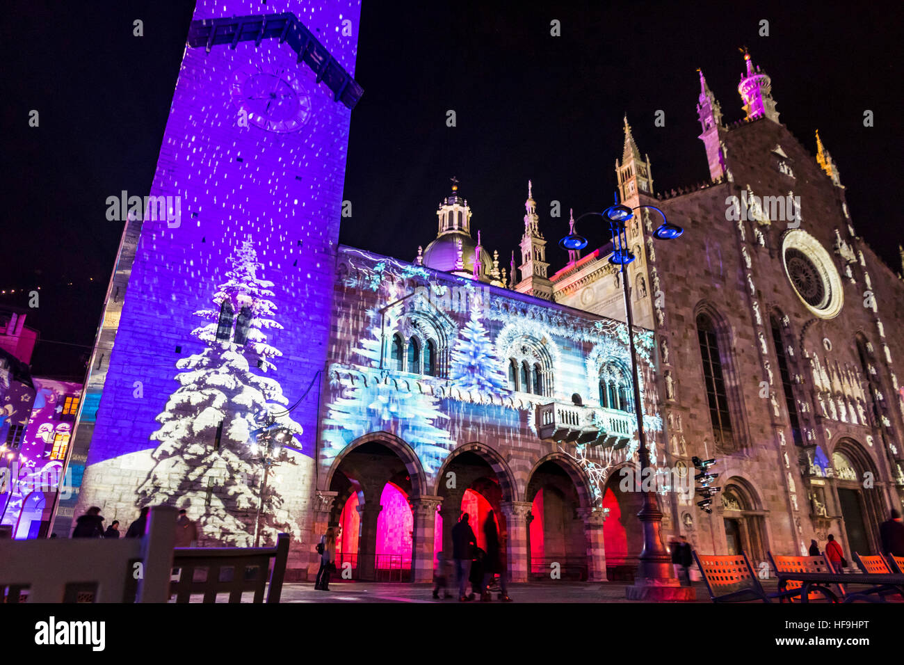 COMO, Italia - 2 dicembre 2016: Festa di Natale decorazioni luci su facciate di edifici su Piazza Duomo nel centro di Como vecchio Foto Stock
