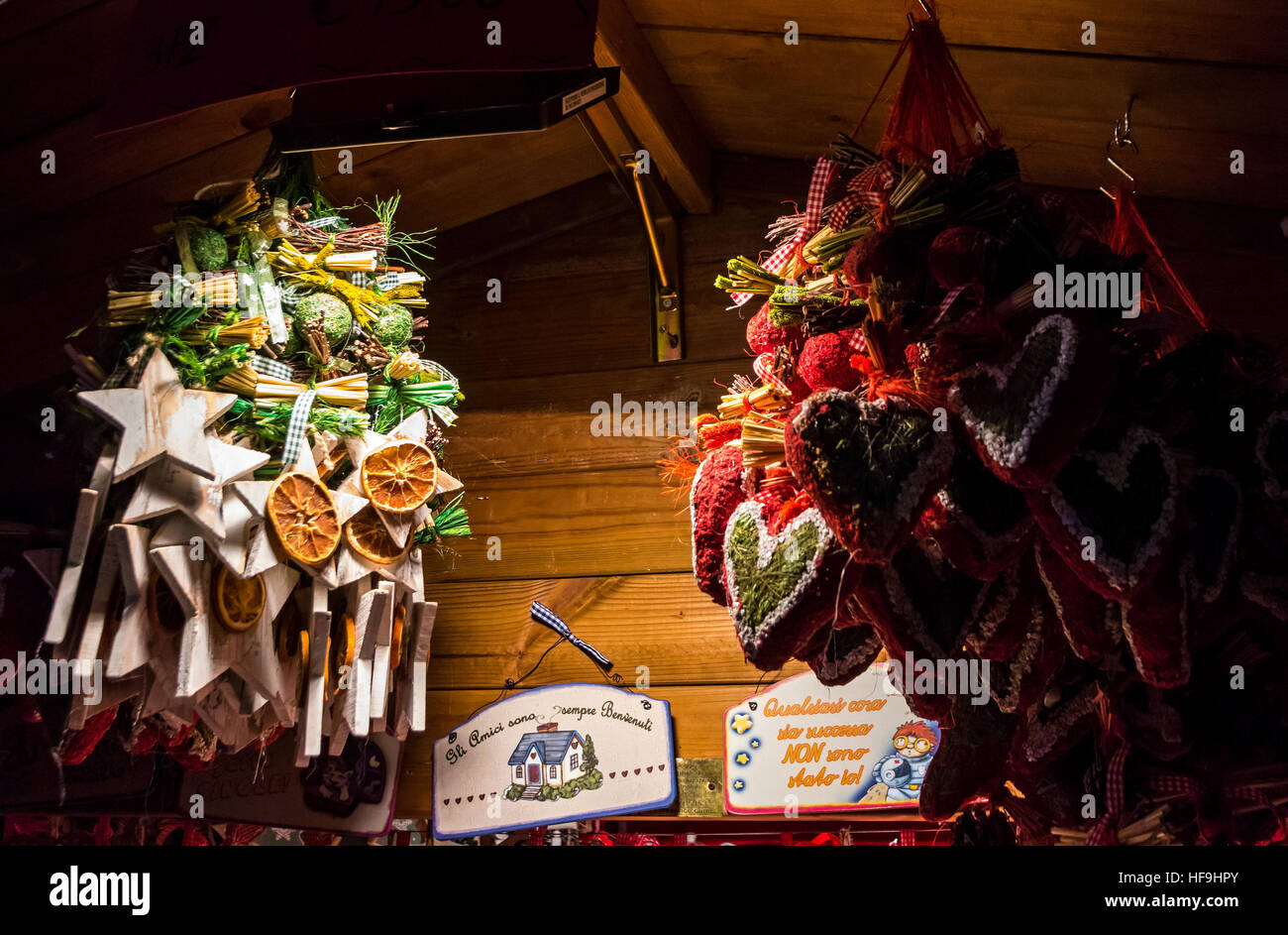 Natale ghirlande di rami di abete decorato con cuori, coni, bianco stelle in legno e frutta secca Foto Stock