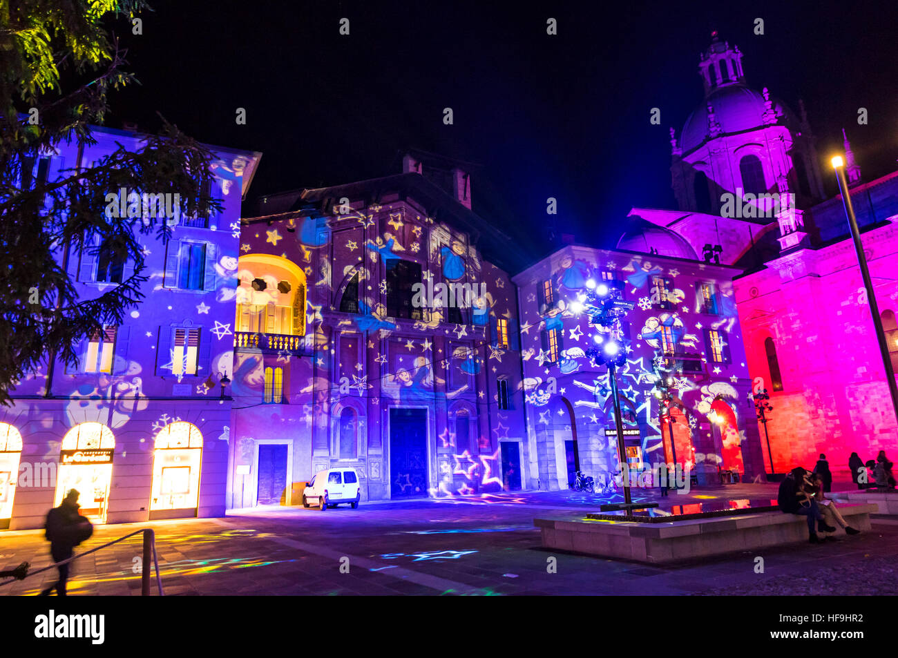 COMO, Italia - 2 dicembre 2016: Festa di Natale decorazioni luci su facciate di edifici su Piazza Duomo nel centro di Como vecchio Foto Stock