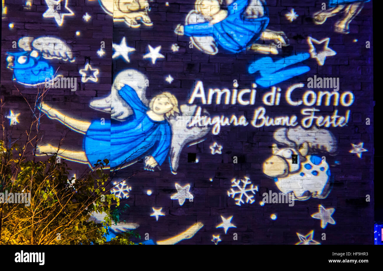 Dettagli della festa di Natale decorazioni luci su facciate di edifici sulla Piazza del Duomo di Como città vecchia, Lombardia, Italia Foto Stock
