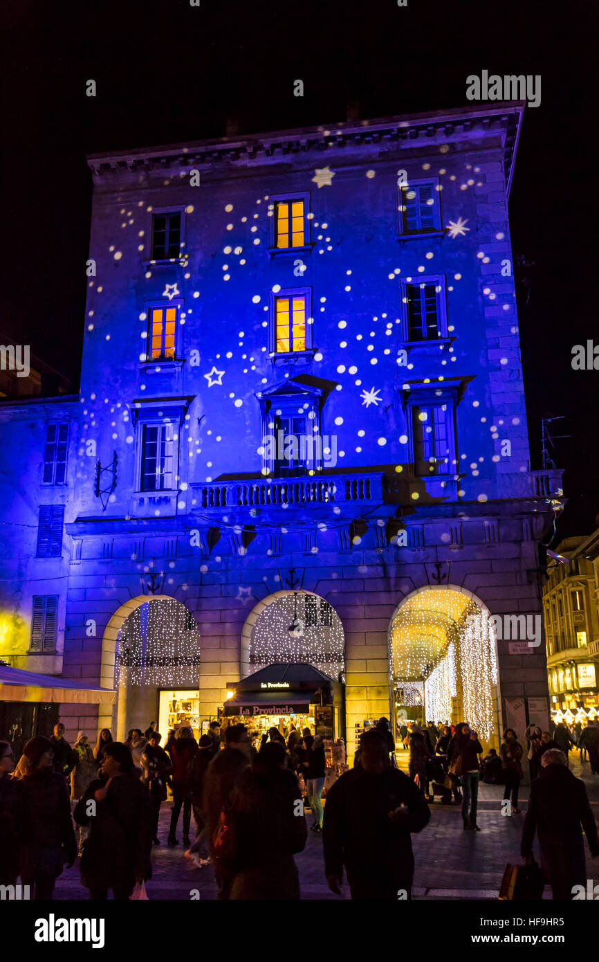 COMO, Italia - 2 dicembre 2016: Festa di Natale decorazioni luci su facciate di edifici su Piazza Duomo nel centro di Como vecchio Foto Stock