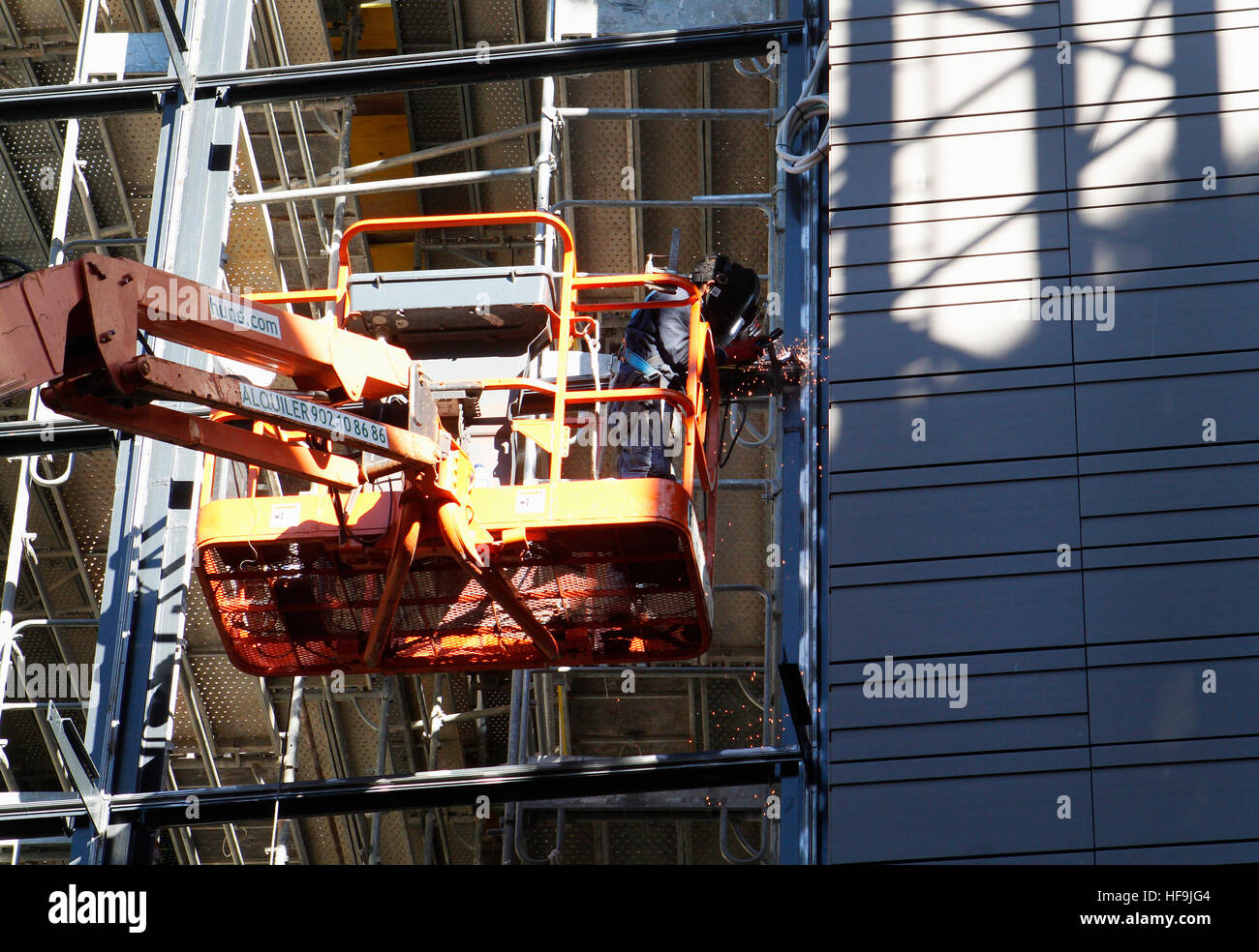 Saldatrice a lavorare per la costruzione di un edificio Foto Stock