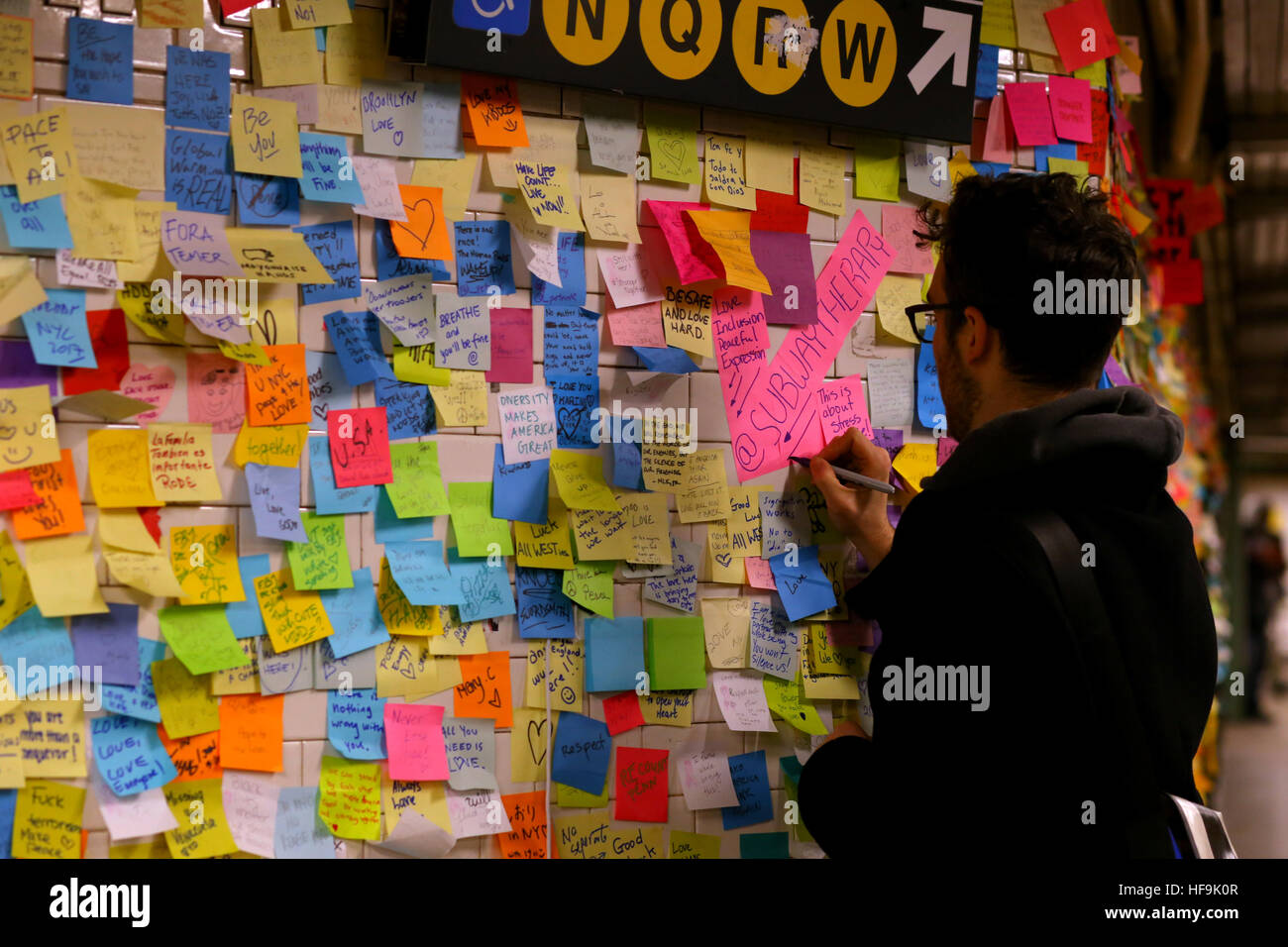 Matthew 'argine' Chavez tende ad una terapia della metropolitana muro a New York la stazione della metropolitana di Union Square Foto Stock