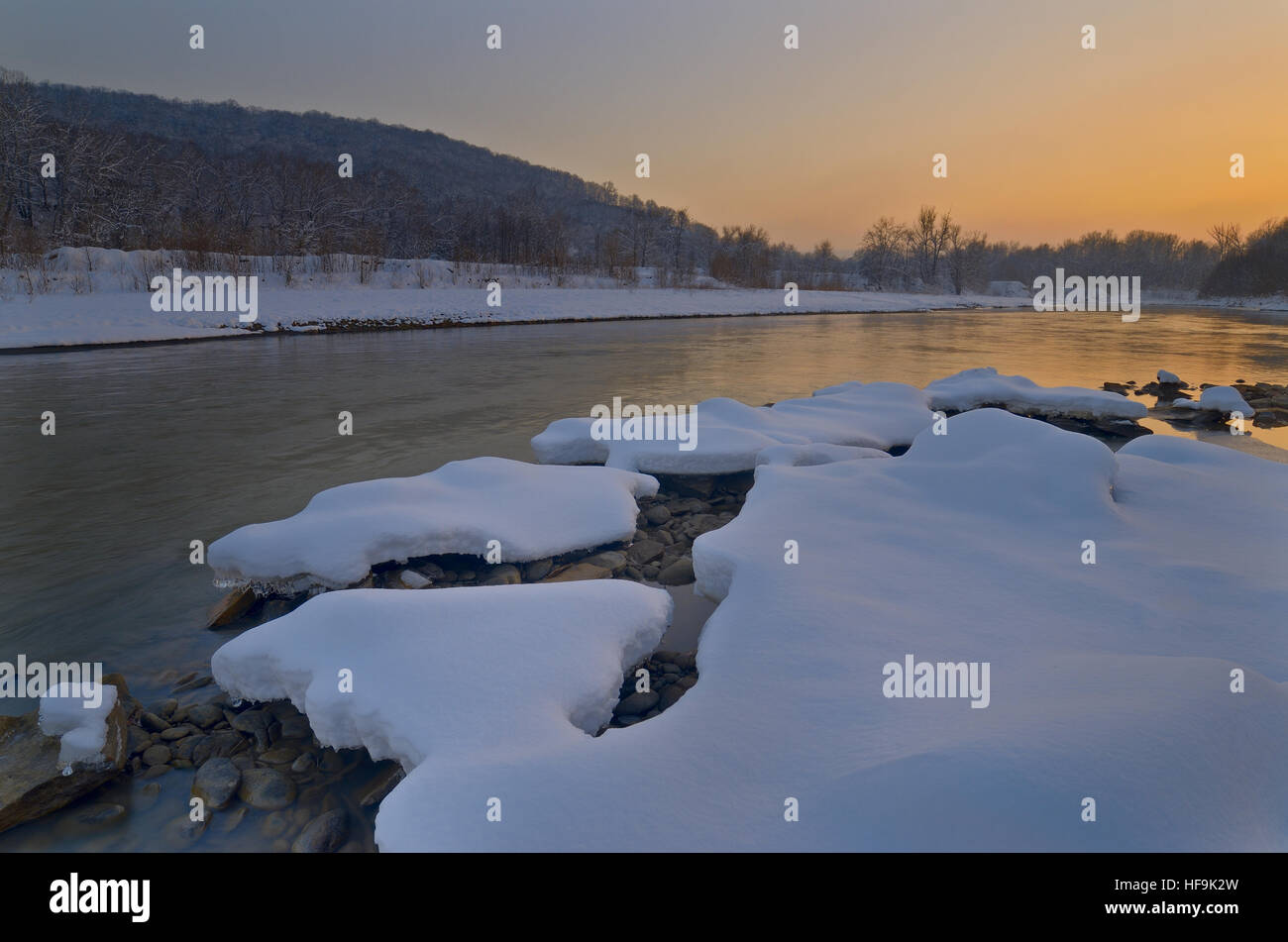 Vista del fiume dopo il tramonto in inverno. Vista serale. Caucaso, Russia Foto Stock