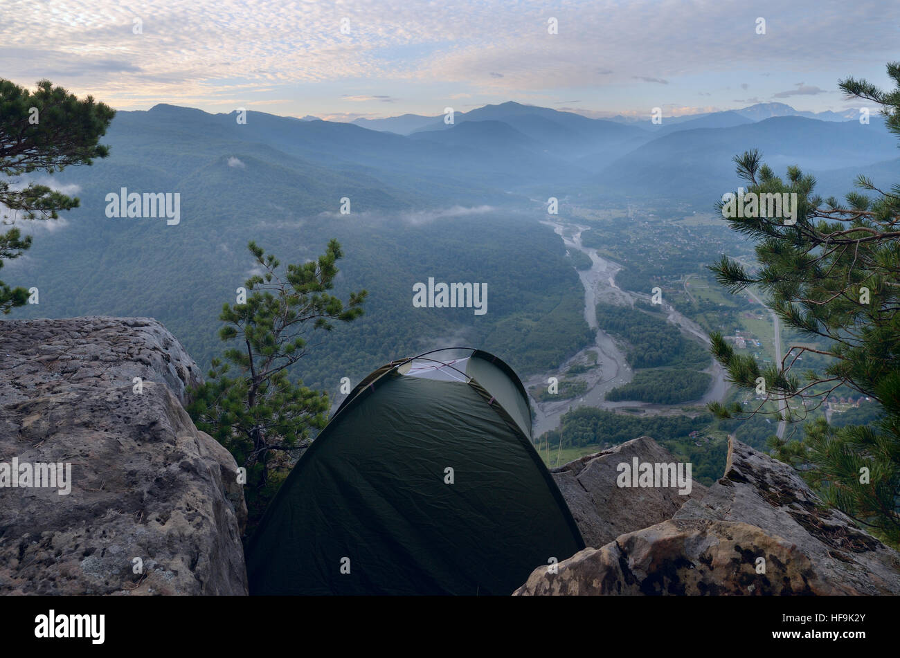 Tenda in montagna in altezza. Per una vacanza attiva in montagna. Durante la notte nel selvaggio. Al di sopra del mondo. La Russia, il Caucaso, Adygea, Foto Stock