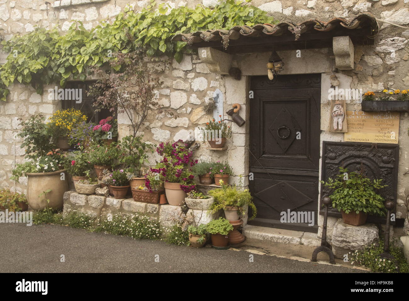 Strada nel vecchio villaggio di Gourdon, Provenza, Francia. Foto Stock
