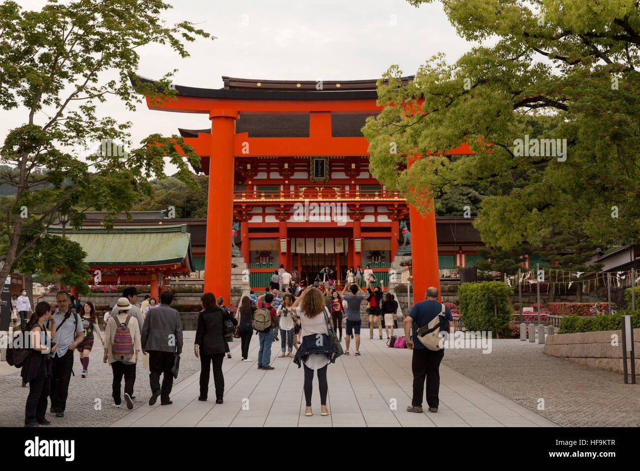 I turisti a scattare foto di Gate Romon presso l'entrata principale del santuario. Fushimi Inari Taisha, Fushimi-ku, Kyoto, Giappone. Foto Stock