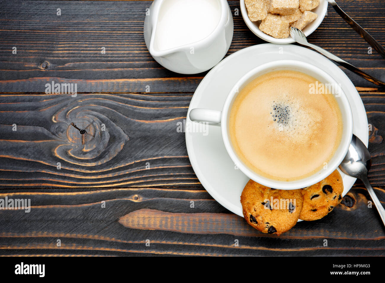 Biscotti Freschi e caffè su sfondo di legno Foto Stock