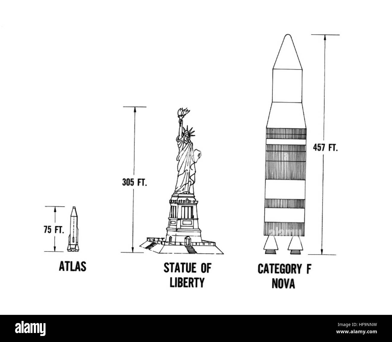 Una foto della collezione Atlas che mostra un aereo da caccia d'epoca che esegue un passaggio di basso livello su una pista, con l'aereo visibile in dettaglio. Foto Stock