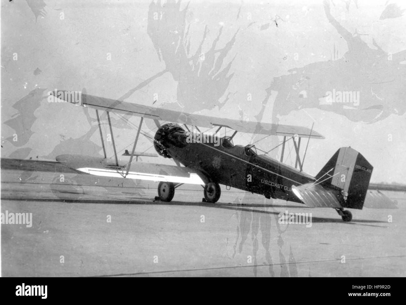 Fotografia della Arthur Bussy Collection che mostra un aereo in volo contro un cielo limpido. L'immagine cattura in dettaglio la silhouette e il design delle ali dell'aereo. Foto Stock Fotografia della Arthur Bussy Collection che mostra un aereo in volo contro un cielo limpido. L'immagine cattura in dettaglio la silhouette e il design delle ali dell'aereo. Foto Stock