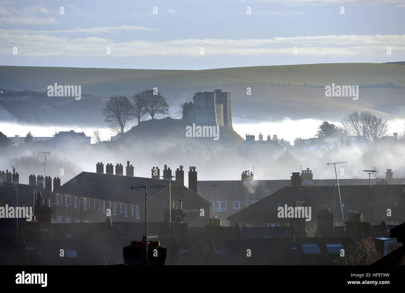 Lewes Castle, East Sussex, sollevandosi al di sopra dei tetti di nebbia Foto Stock