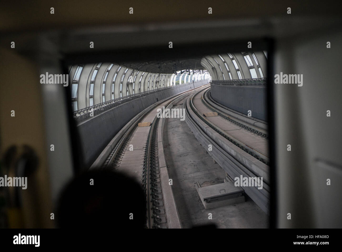 Hong Kong. 28 dicembre, 2016. I passeggeri di scattare foto e viaggi in le nuove stazioni di Isola del Sud Linea. Isola del Sud linea azionato per soddisfare la domanda della crescita della popolazione dal Sud dell'Isola di Hong Kong. Ocean Park, Wong Chuk Hang, Lei Tung e gli orizzonti del sud sono le quattro nuove stazioni di Isola del Sud della linea ferroviaria che forniscono servizi tra Admiralty e Sud orizzonti. © Chan Hei Long/Pacific Press/Alamy Live News Foto Stock